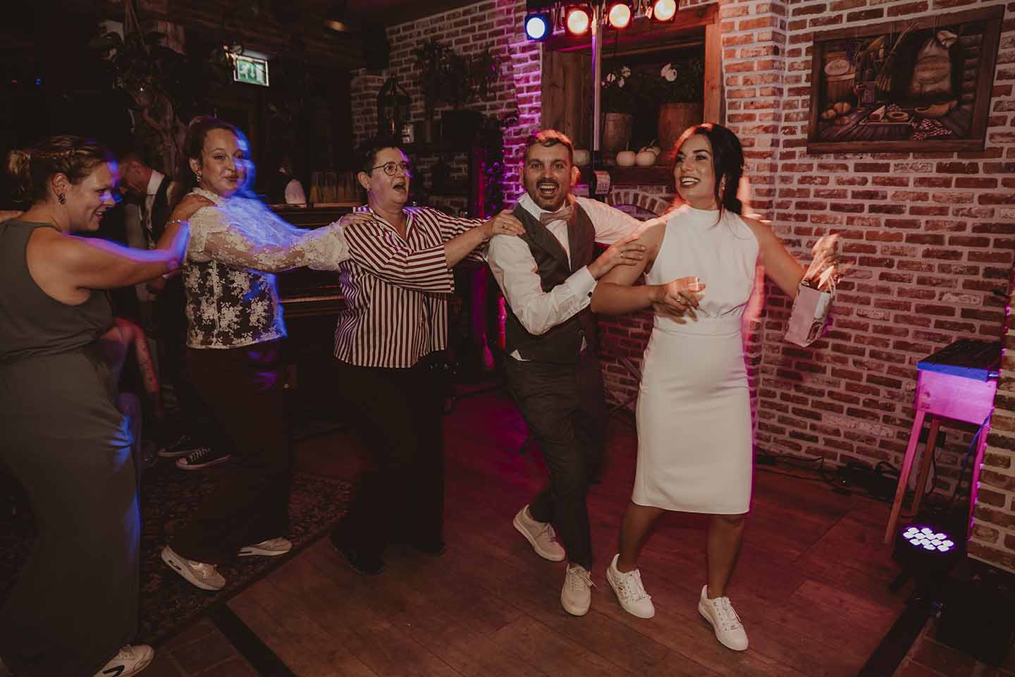 Avondfeest bruiloft Zeeland met eerste dans in sfeervol licht