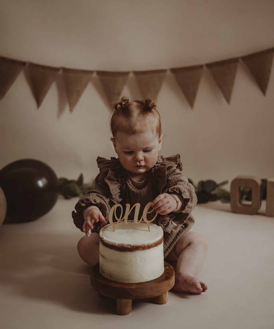 Cakesmash setting met ballonnen en decoratie in pastelkleuren
