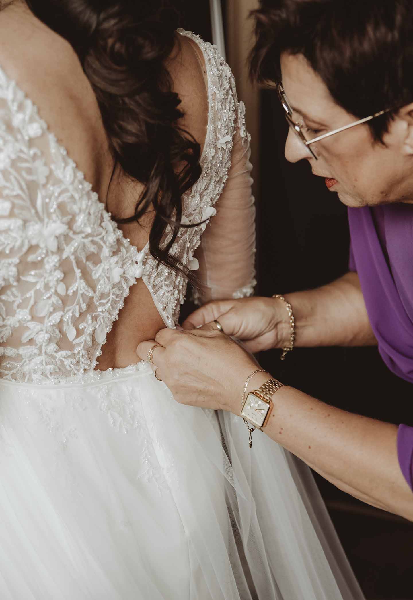 First look bruidspaar Zeeland bij zonlicht