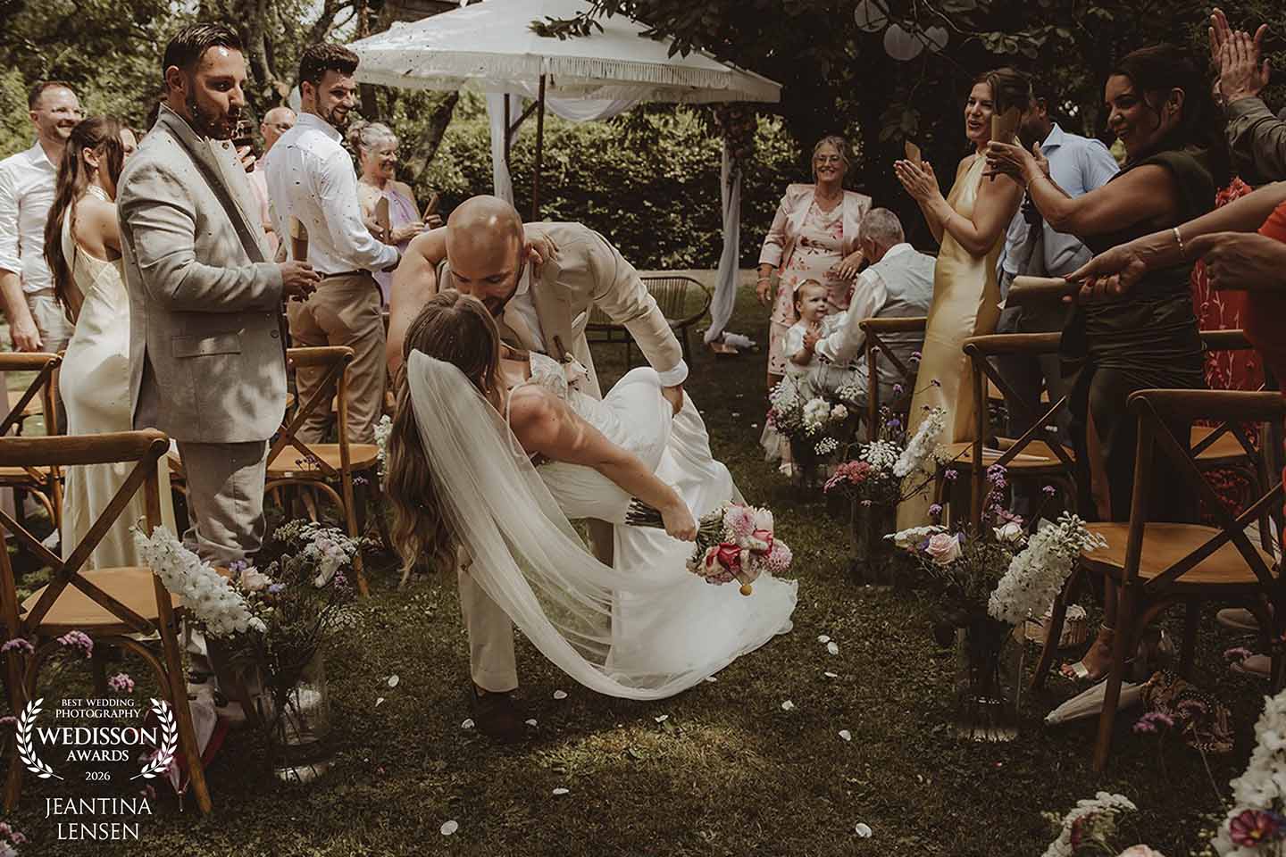 Bekroonde trouwfoto van bruidspaar tijdens ceremonie in Zeeland